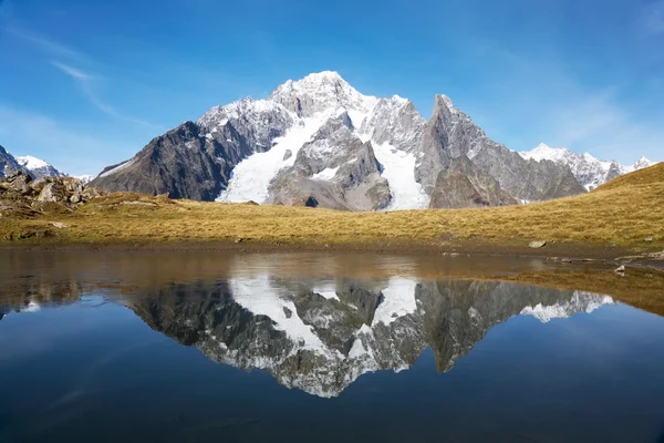 Küçük bir dağ gölü Mont Blanc güney tarafına görünümünü yansıyan — Stok fotoğraf