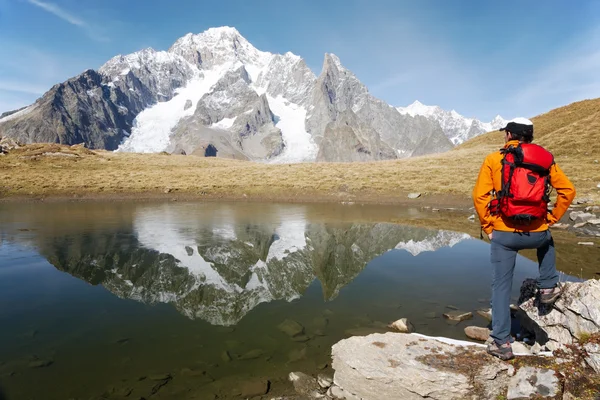 Manliga hiker njuter av utsikten — Stockfoto