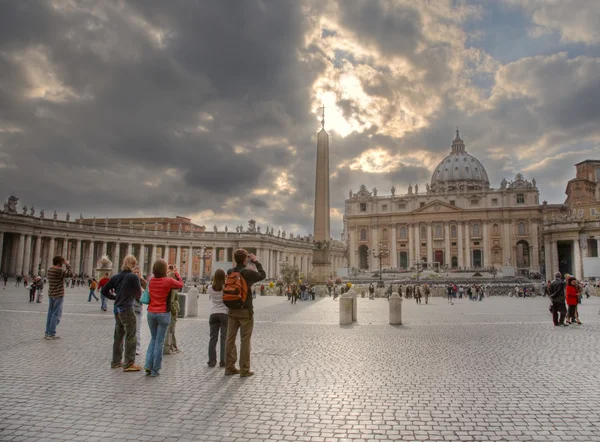 Tourists in front of Saint Peter's dome — Stock Photo, Image