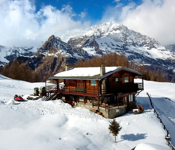 Горный домик, покрытый снегом — стоковое фото
