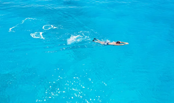 Homem nadando no mar — Fotografia de Stock