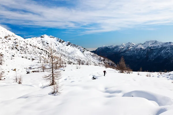 ハイカー山冬 — ストック写真