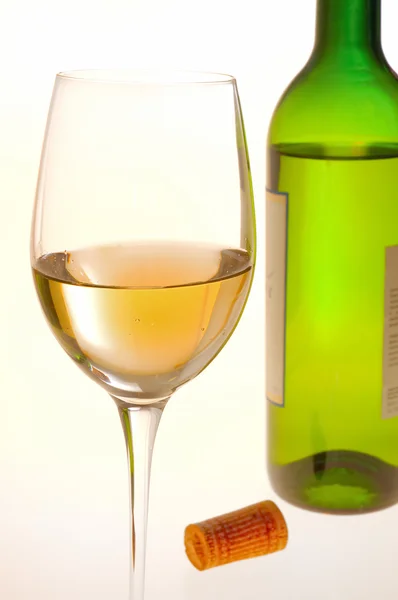 Kieliszek do wina wypełnione z białego wina — Zdjęcie stockowe