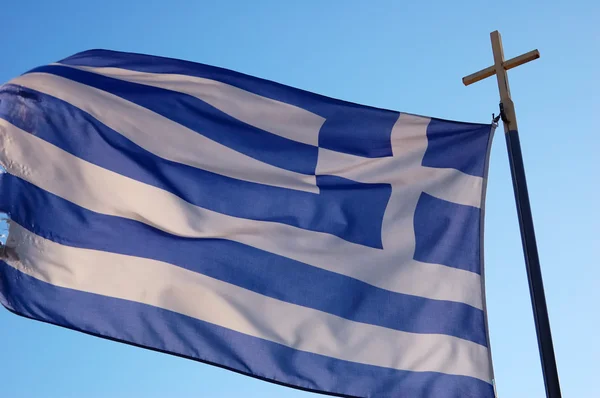 Grecka flaga przeciw błękitne niebo — Zdjęcie stockowe