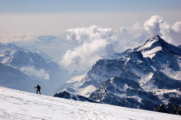 Alpinista solitário escalada — Fotografia de Stock