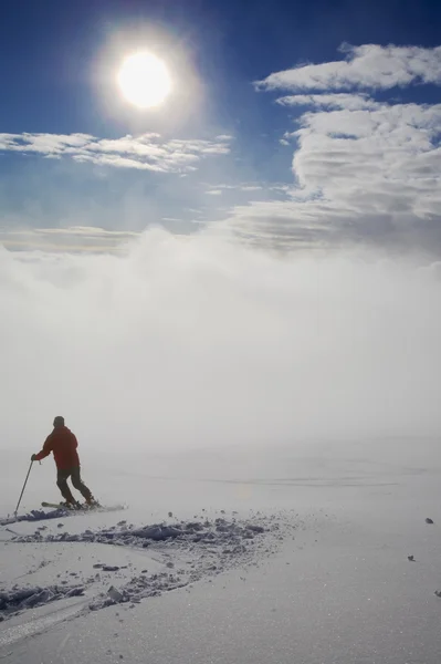 Юный лыжник — стоковое фото
