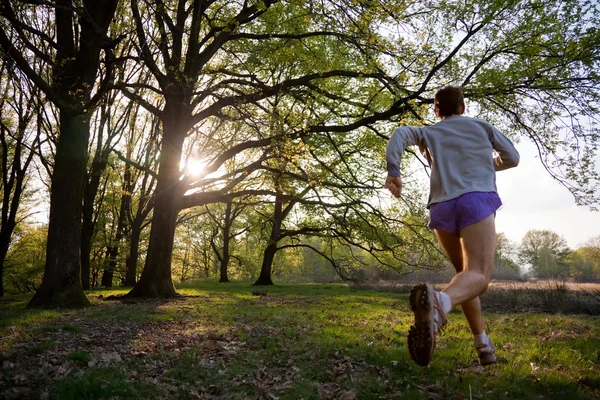 Camino del hombre corriendo — Foto de Stock