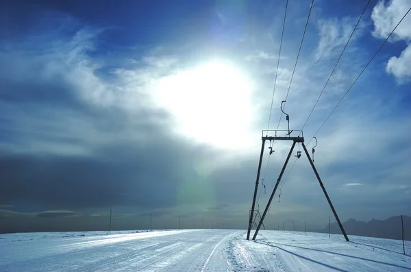 Elevador de esqui em retroiluminação; alta montanha, área de esqui de verão, Zermatt; Suíça . — Fotografia de Stock