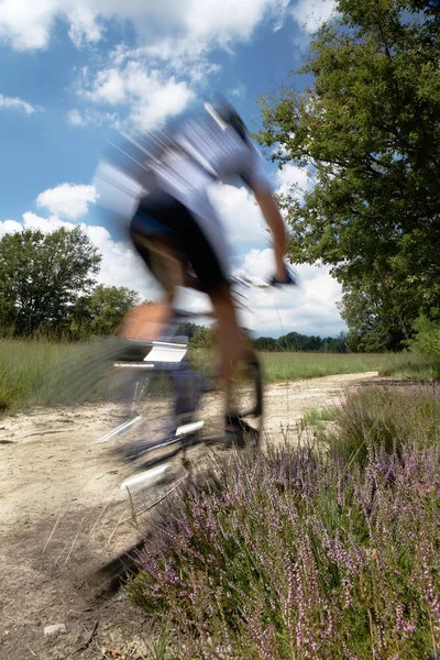 Um ciclista de montanha equitação — Fotografia de Stock