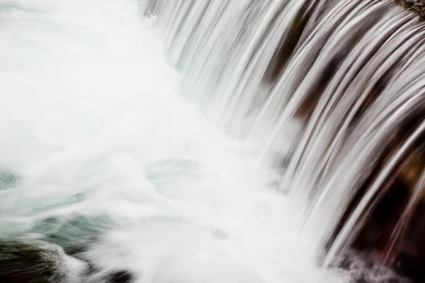 Zijaanzicht van waterval: — Stockfoto