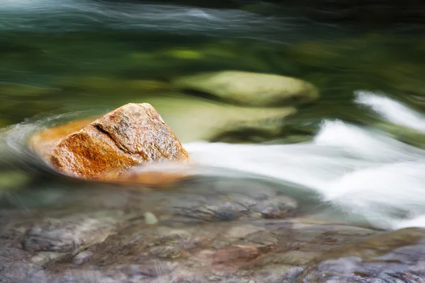 Fluxo de montanha — Fotografia de Stock