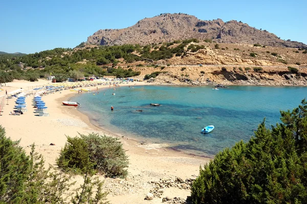 Persone sulla spiaggia di sabbia bianca — Foto Stock