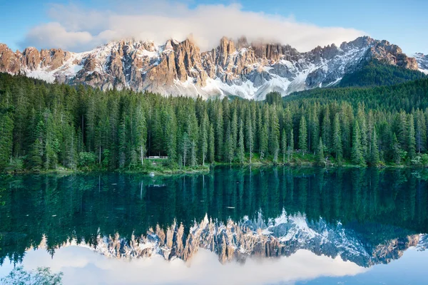 Karersee, lago nelle Dolomiti in Alto Adige . — Foto Stock