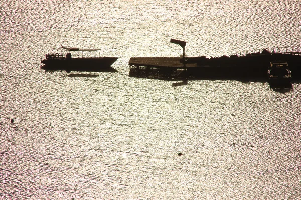 A small boat tied to the dock — Stock Photo, Image