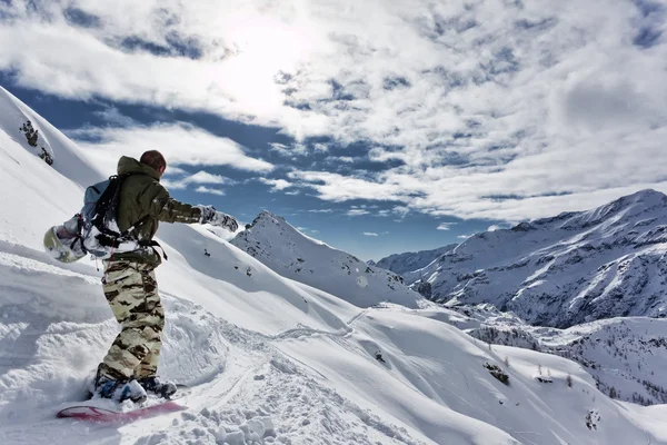 Snowboardzista pójdzie z górki — Zdjęcie stockowe