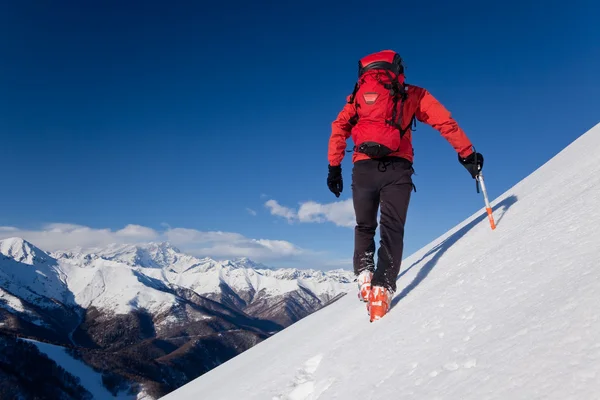 在红色的男登山者 — 图库照片