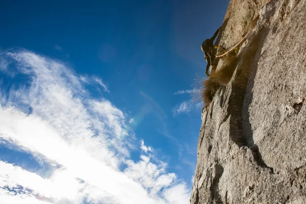 Bergsteiger an einer Felswand. — Stockfoto
