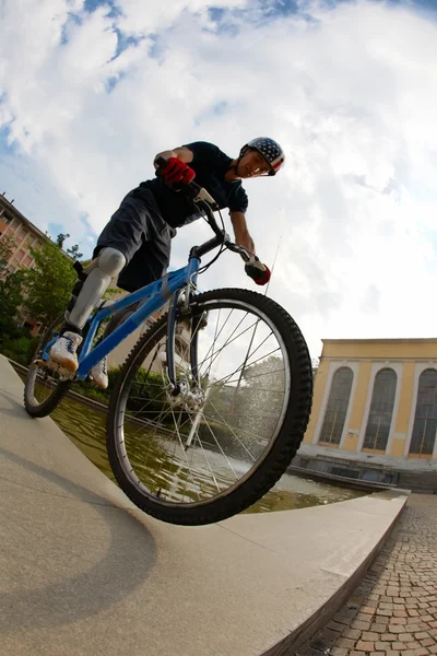 Jeździec rower w mieście — Zdjęcie stockowe