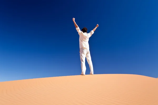 Man die op een zand-duin — Stockfoto