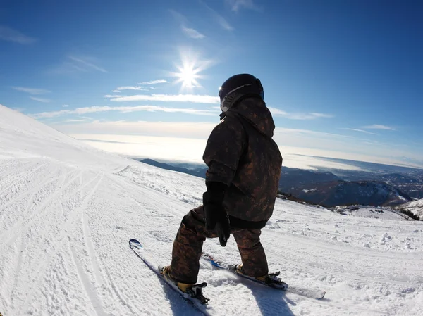 Kind beim Skifahren auf der Piste — Stockfoto