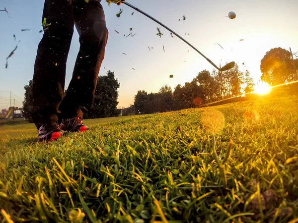 Golf: krótki gra wokół zieleni. — Zdjęcie stockowe