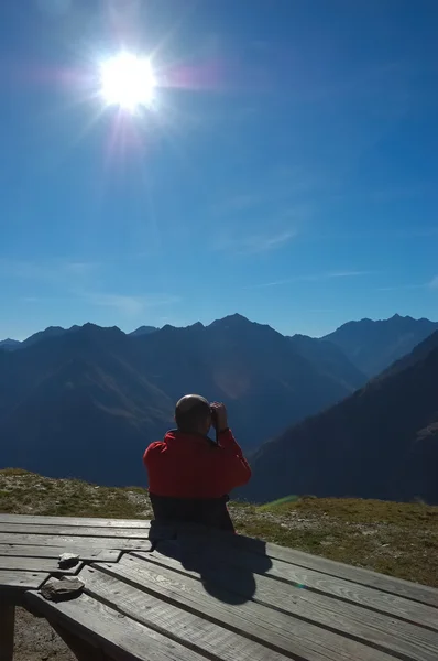 Homem olhando para o panorama alpino — Fotografia de Stock