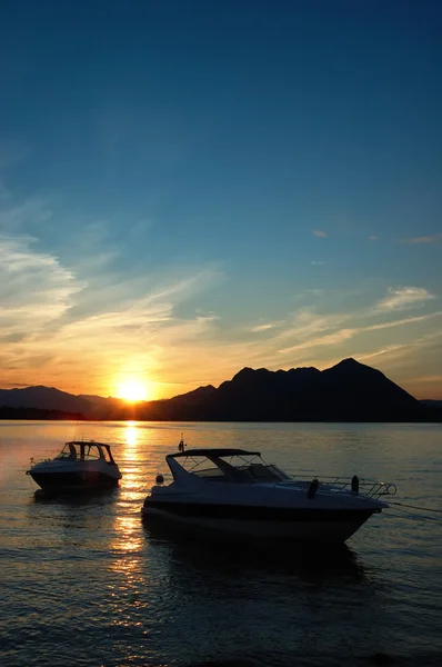 Yates pequeños anclados en un lago tranquilo — Foto de Stock