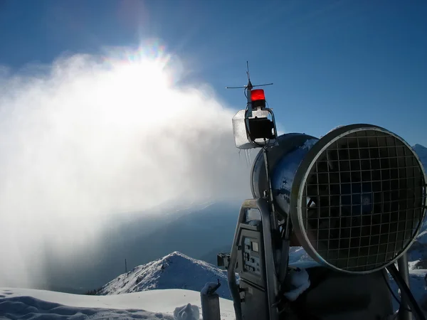 Generatore di neve che lavora su una pista da sci — Foto Stock
