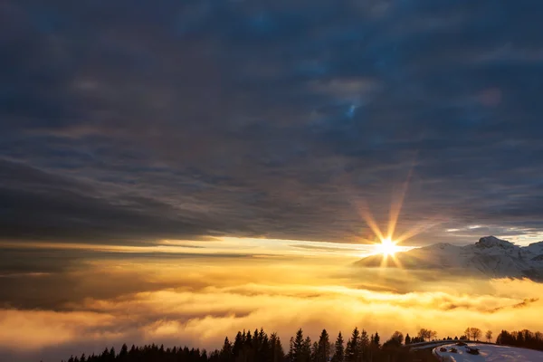 Beau coucher de soleil en hiver — Photo