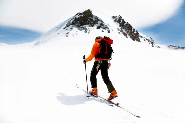 Alp Touring kayakçı — Stok fotoğraf