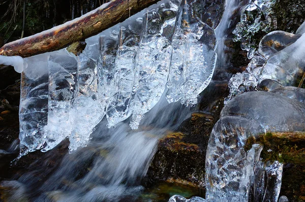 Cascata torrent congelada — Fotografia de Stock