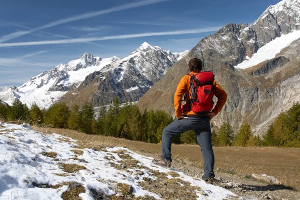 Männliche Wanderer genießen die Aussicht — Stockfoto