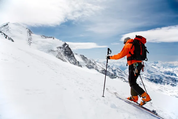 Narciarz alpejski Touring — Zdjęcie stockowe
