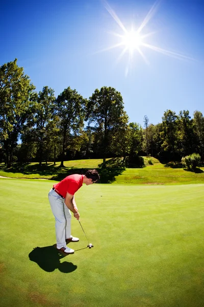 Jovem branco masculino golfista camisa vermelha — Fotografia de Stock