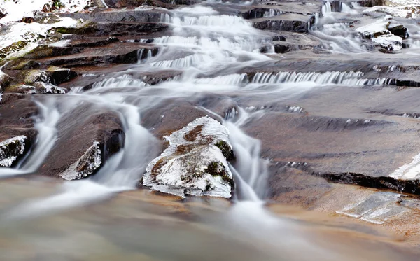 山の凍った滝 — ストック写真