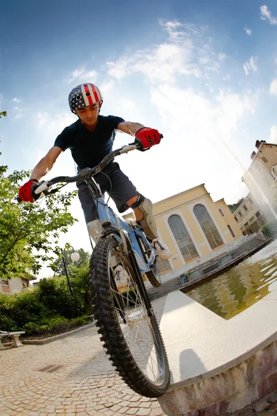 Fiets rider in stad — Stockfoto