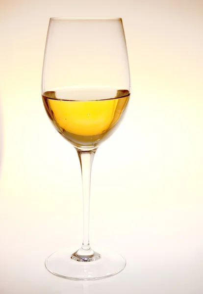 Kieliszek do wina wypełnione z białego wina — Zdjęcie stockowe