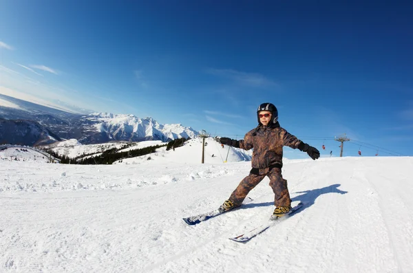 Kind skiën op een helling — Stockfoto