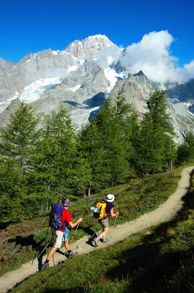 Trekkers walking along a mountain path — Stock Photo, Image