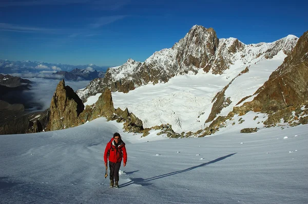 Escalada solitaria del montañista —  Fotos de Stock