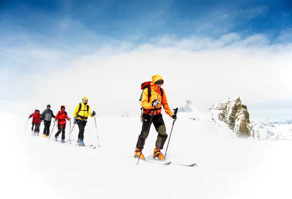 Sciatori escursionisti alpini — Foto Stock