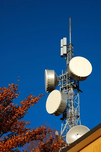 Telekomunikační věž na střeše — Stock fotografie