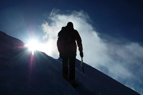 Escalada solitaria del montañista — Foto de Stock