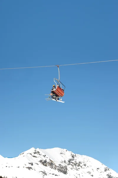 Skifahrer am Sessellift im Skigebiet — Stockfoto