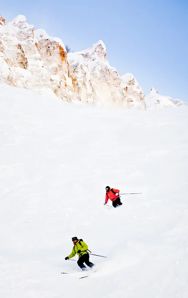 Dos esquiadores en descenso —  Fotos de Stock