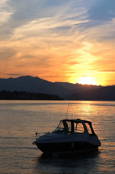 Pequeño barco anclado en un lago bastante — Foto de Stock