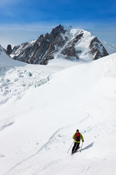 Na nartach widok mężczyzny — Zdjęcie stockowe