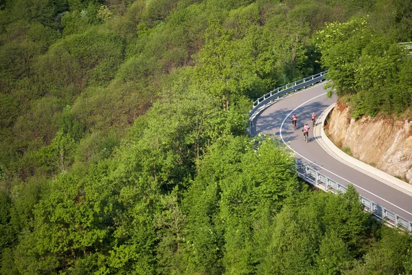 Ciclista su strada di montagna — Foto Stock