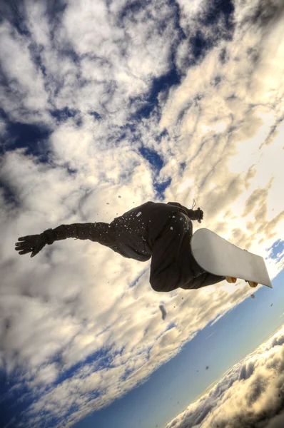Snowboardåkare lansering av ett hopp — Stockfoto