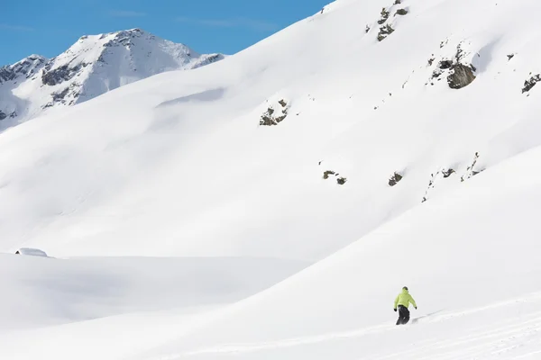 Snowboard yokuş aşağı gidiyor — Stok fotoğraf